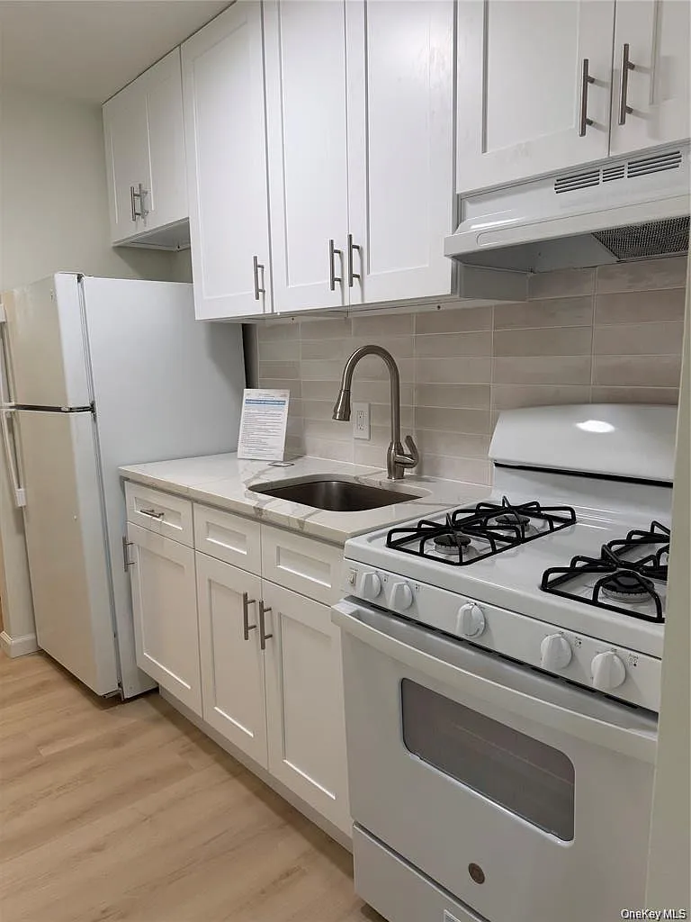 8 Colonial Dr — Photo 4