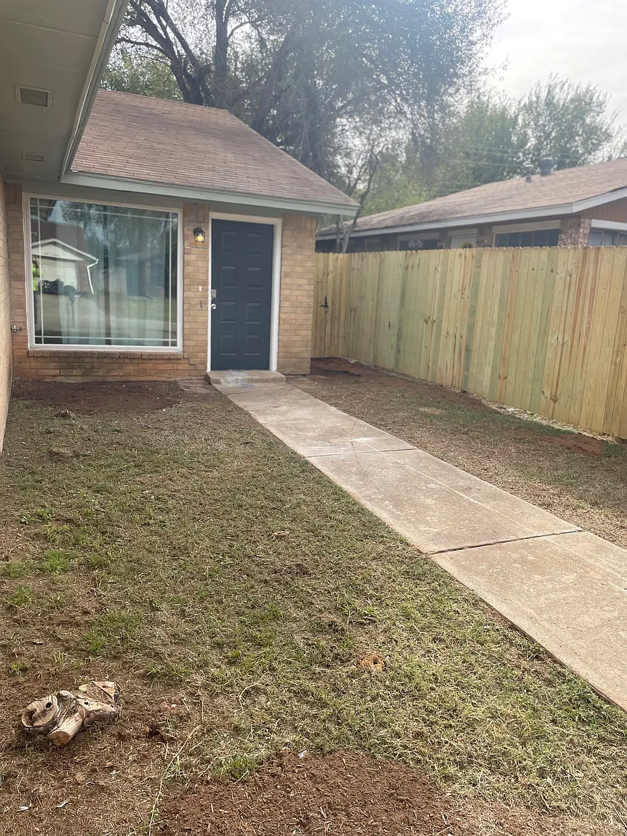 Front Yard with Fence - 218 Windsor Way