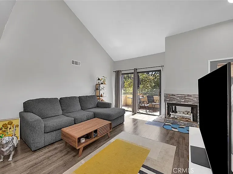 2 bed, 910 sqft, $2,450 — Photo 2