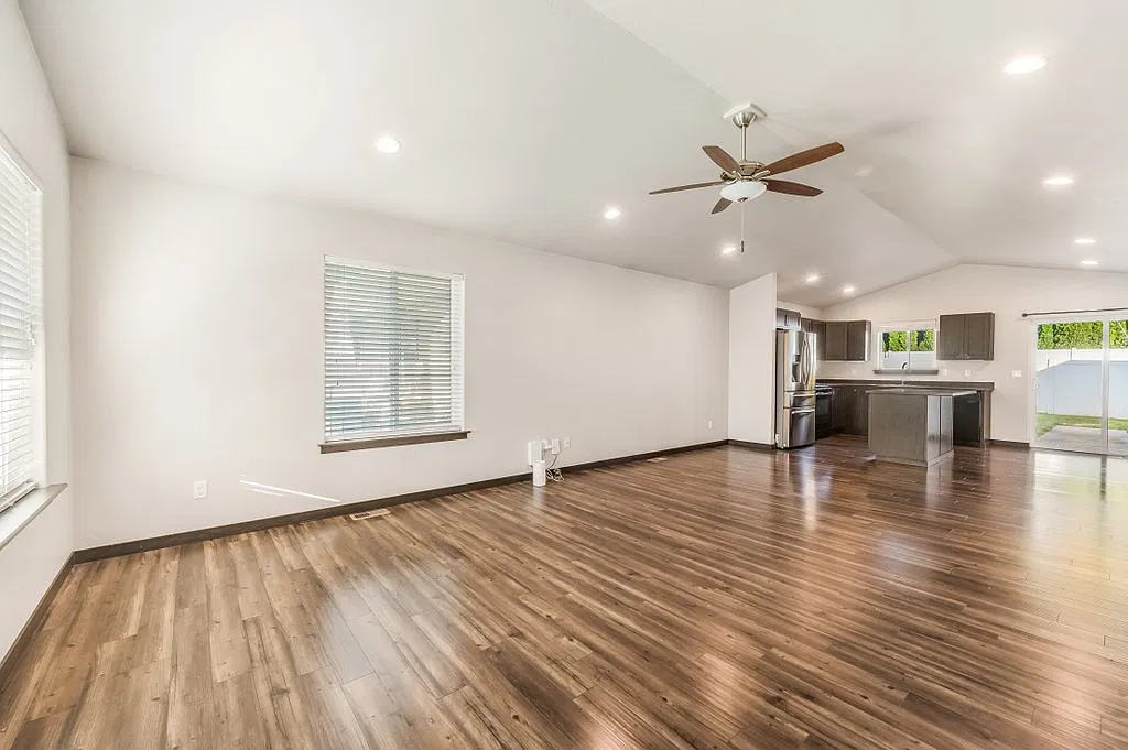3 bed, 1296 sqft, $2,195 — Photo 2