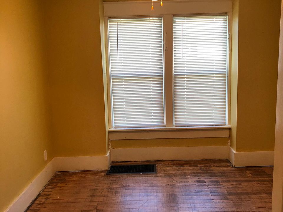 Middle bedroom