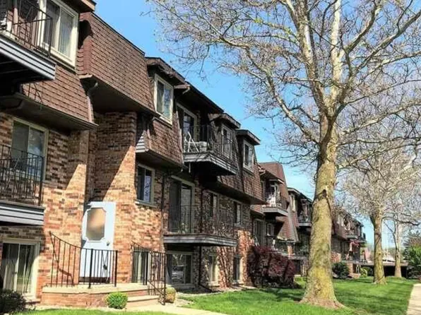 342 Riviera Dr, Saint Clair Shores, MI 48080