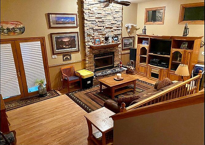 Family Room w/11' Ceilings!