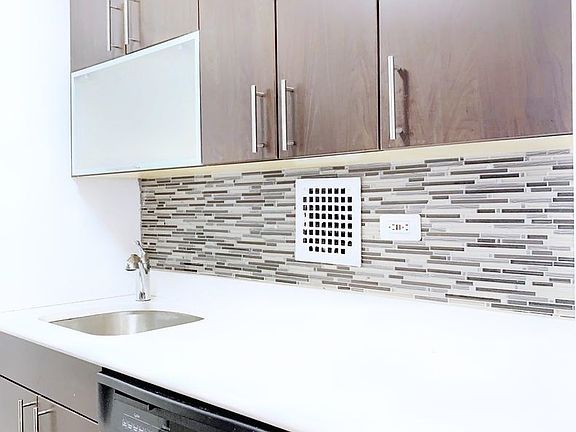 5th image of 200 E 33rd St APT 22H