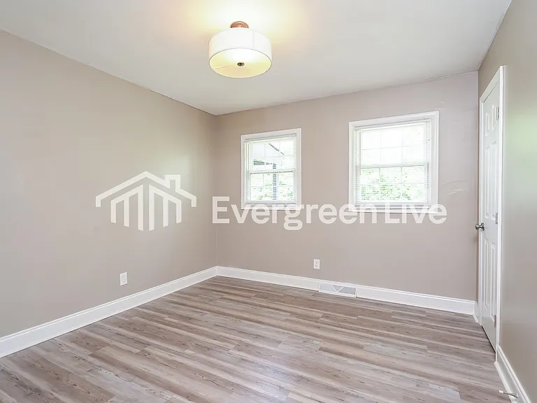 1706 Eastwood Ave — Photo 9