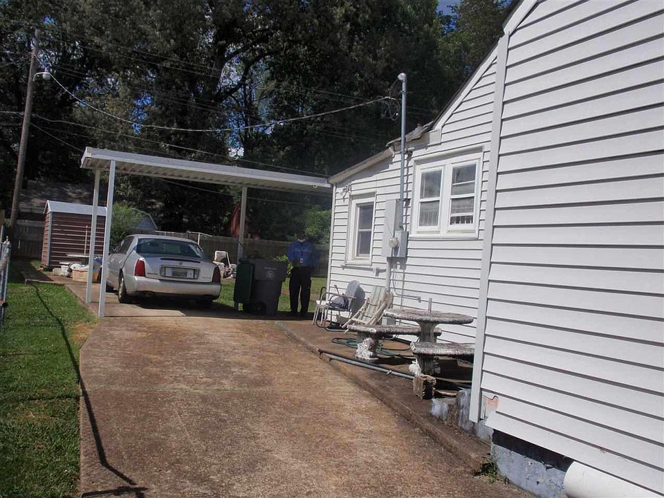 2nd image of 2570 Larose Ave