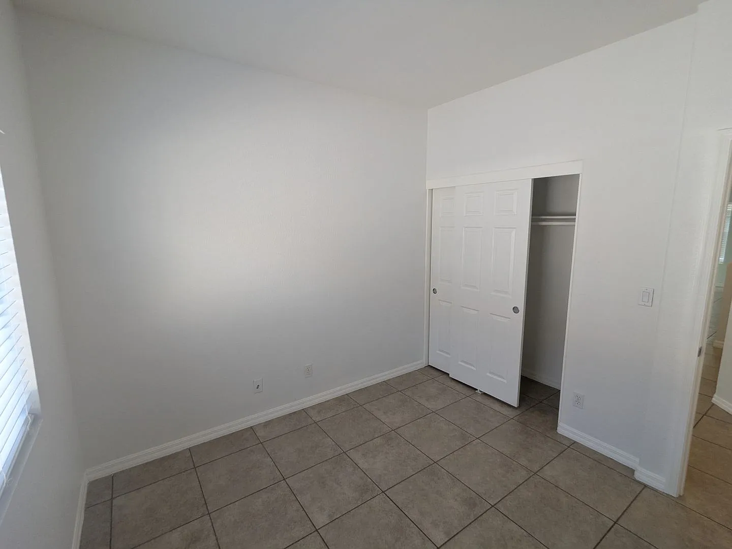 Beautiful 5 Bedroom Summerlin Home with Loft, Balcony & Mountain Views — Photo 4