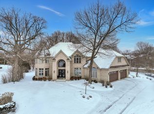 9 Arcadia Ct, Burr Ridge, IL 60527