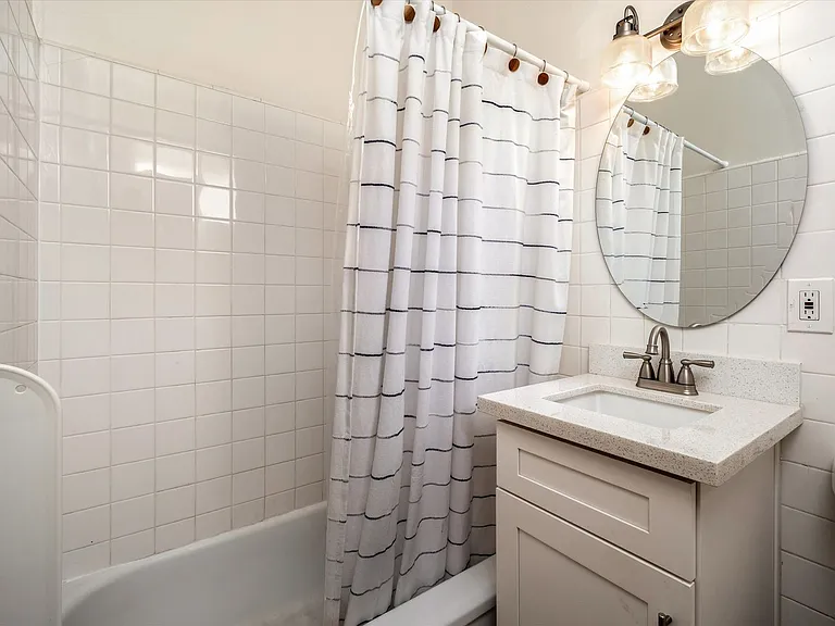 221 Bath St — Photo 11