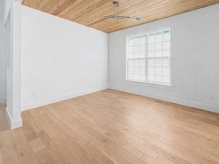 110 SE G Ct — Photo 9