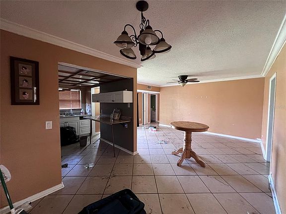4th image of 1486 Barry St