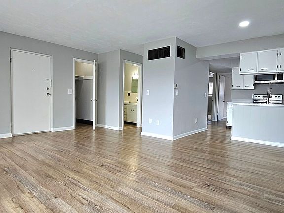 2nd image of 3805 Briar Pl #A61324a00