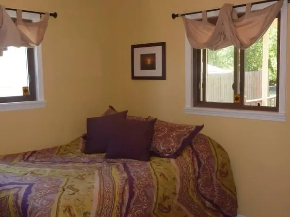 335 Fernbarry Dr, Waterford, MI 48328