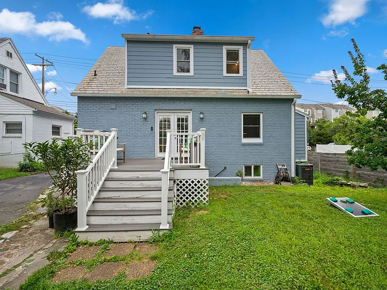 2410 S Dakota Ave NE — Photo 49