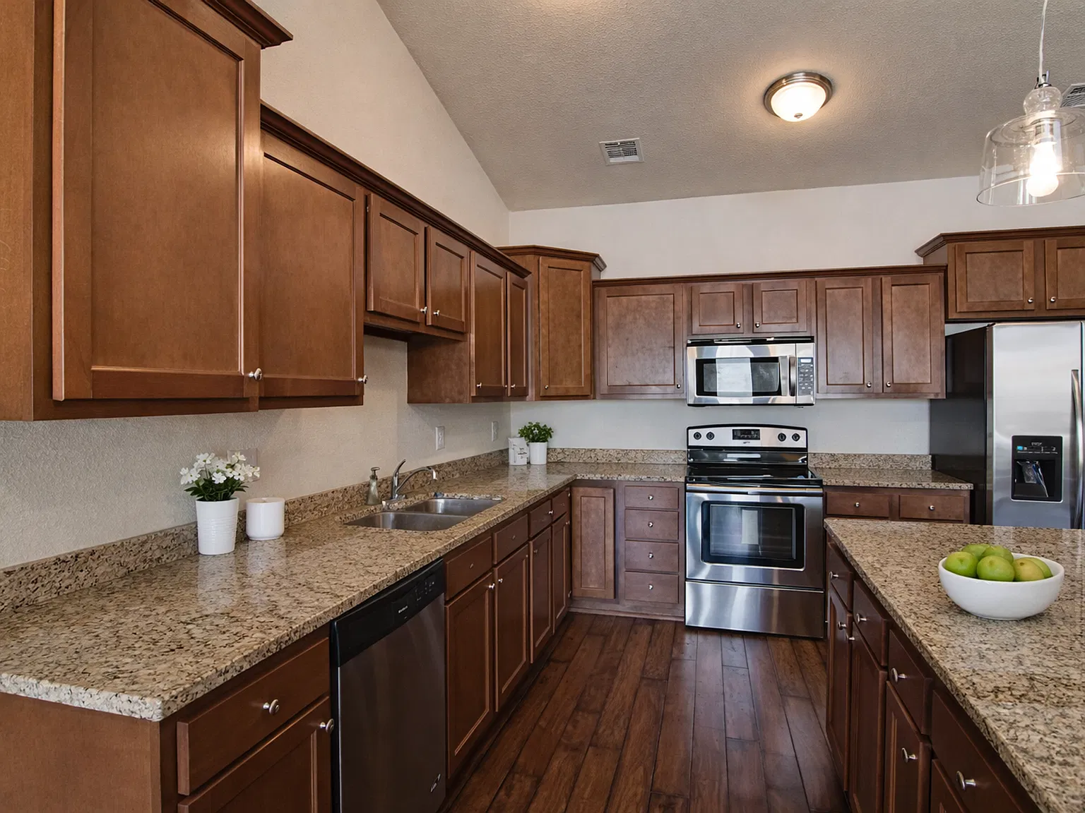 Upscale 3 bedroom Townhome in Prestigious Grande Mere — Photo 4
