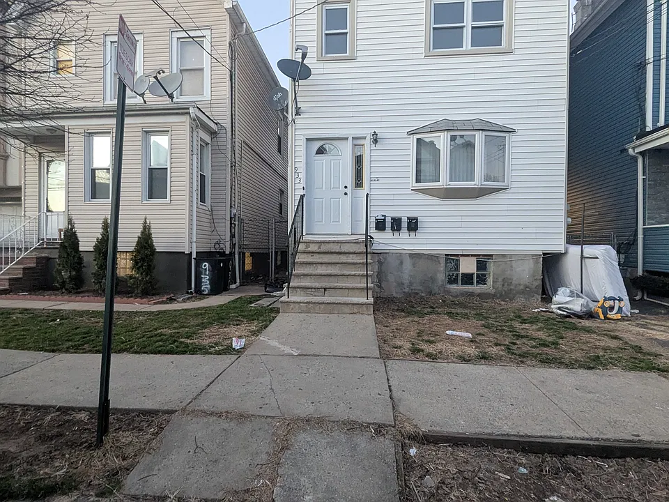 933 Anna St #2