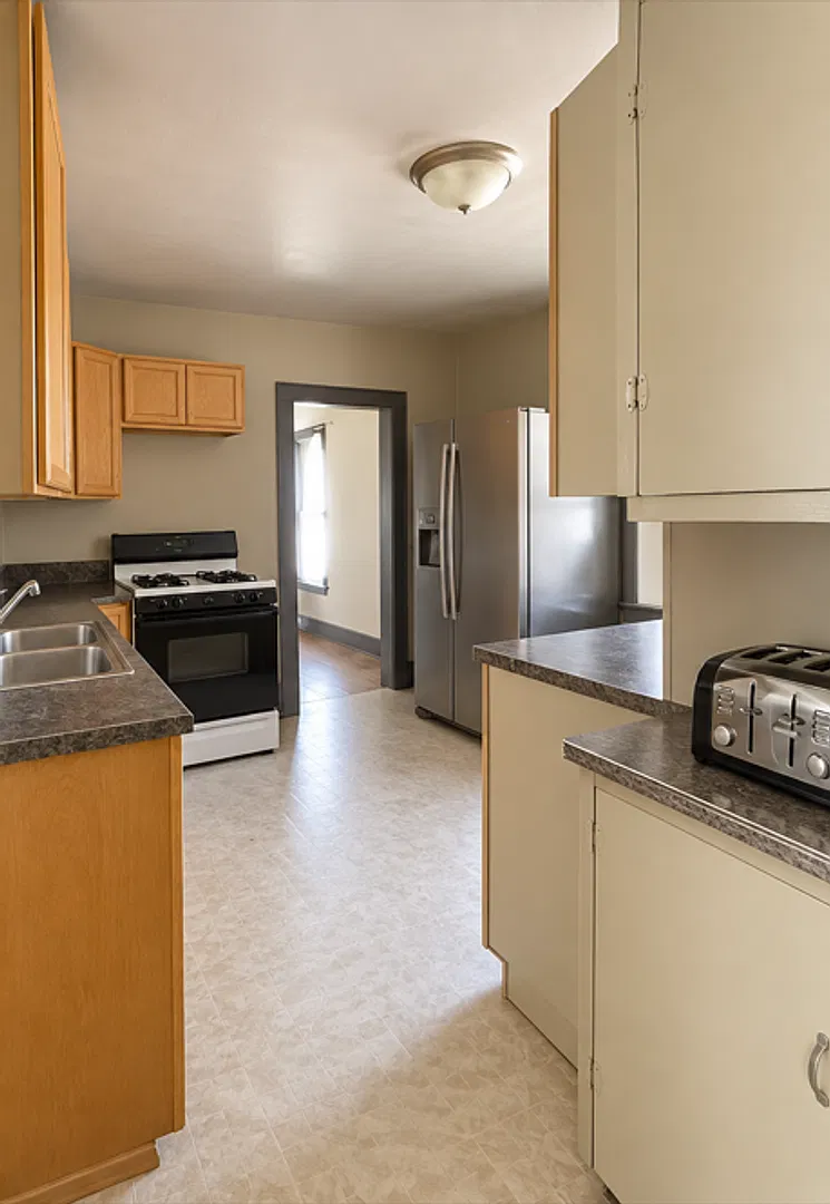 3 Bedroom, 1 Bathroom - Prime Water Street Location — Photo 3