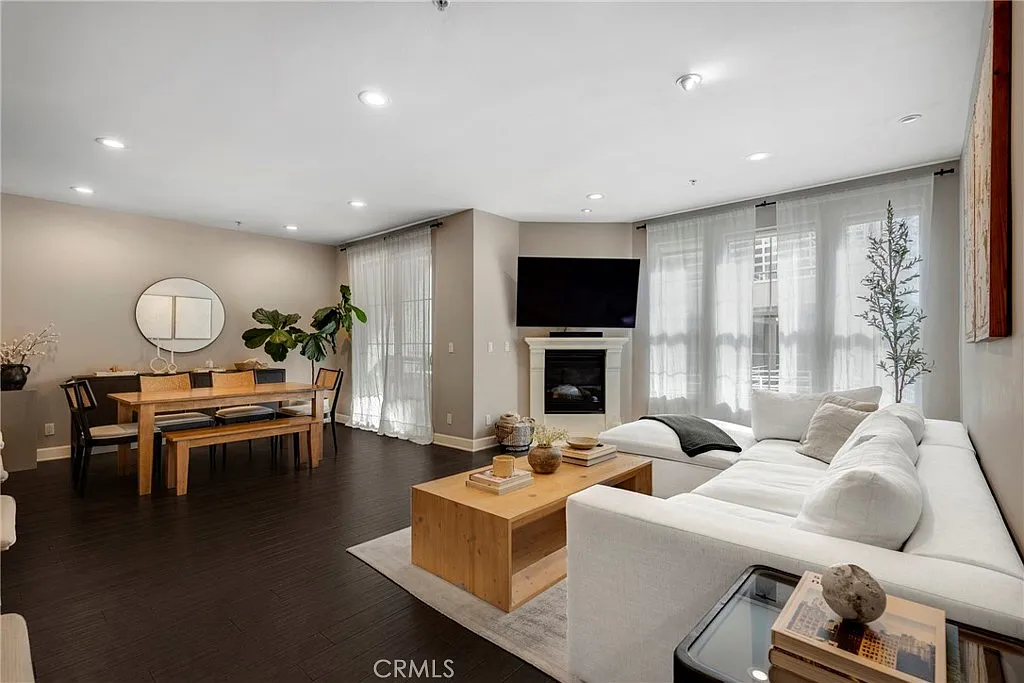 2 bed, 1400 sqft, $4,500 — Photo 2
