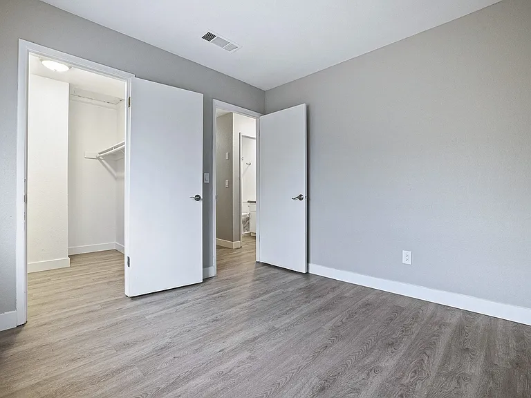 Oak Park Townhomes — Photo 10