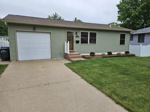 3401 Clover Hills Dr, Bettendorf, IA 52722