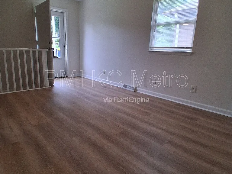 5623 NE 51st St — Photo 23