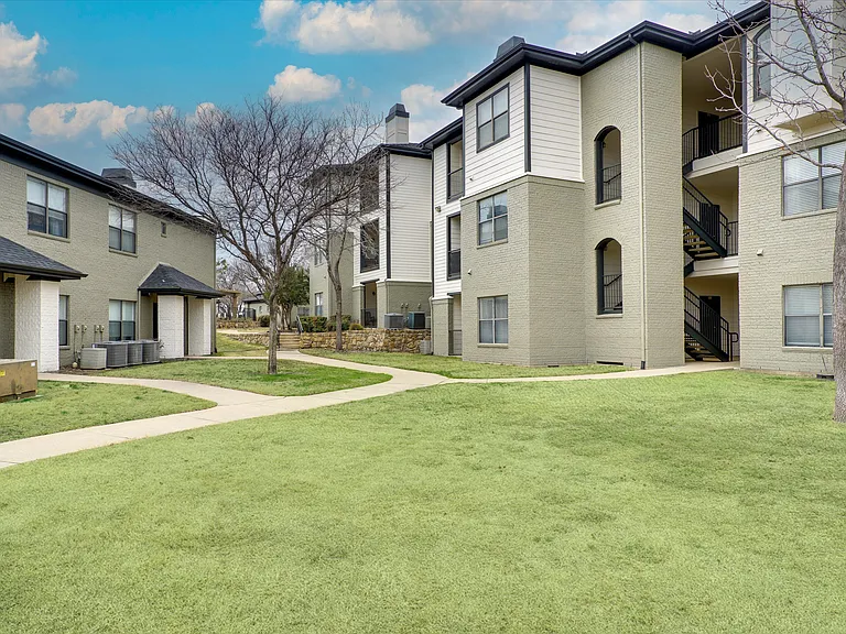 Lost Spurs Ranch Apartments — Photo 30