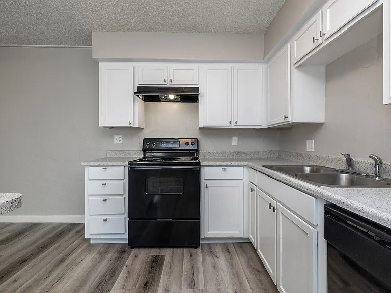 Waters Edge Apartments — Photo 6