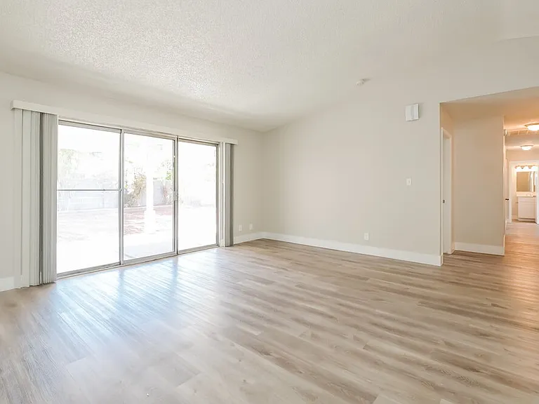 1555 Calabria Dr — Photo 5