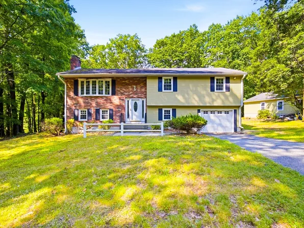 198 Hollis Rd, Lunenburg, MA 01462