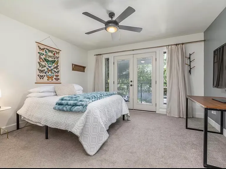 1222 E Franklin St — Photo 4