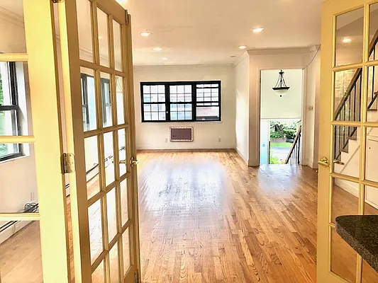 Sold by Eagle Realty Group New York | media 8