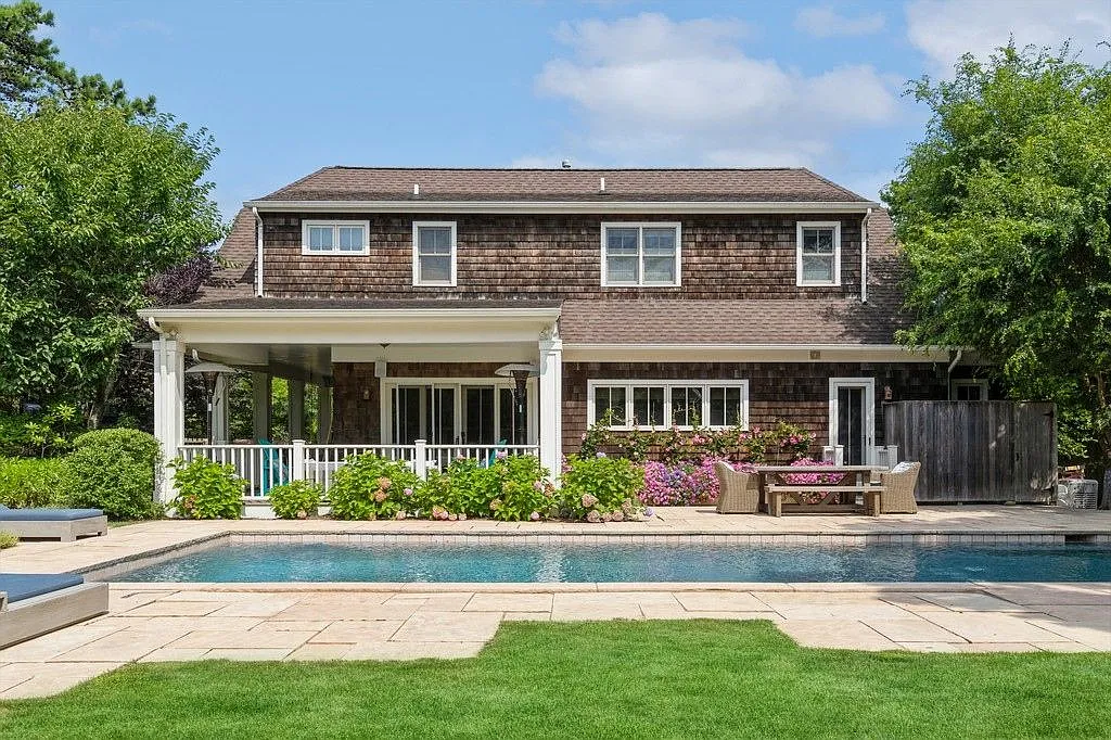 4 bed, 3.5 bath, 2400 sqft — Photo 1