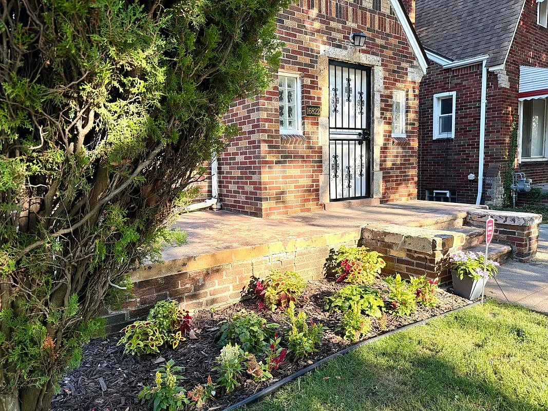 4 bed, 1.0 bath, 1242 sqft, $2,100 — Photo 3