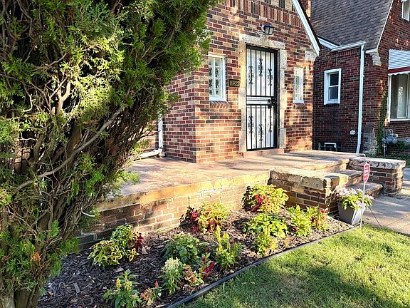 3rd image of 16822 Robson St