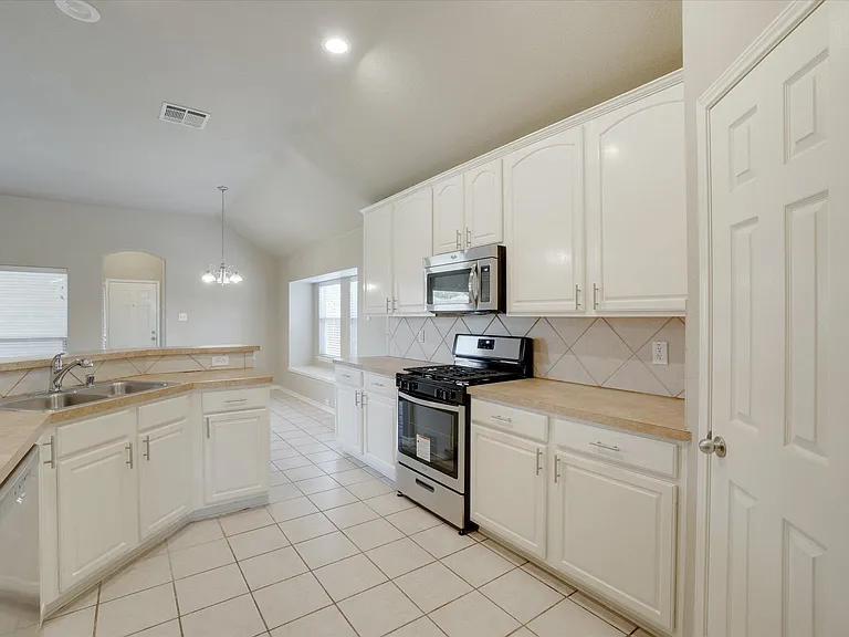 1612 Balboa Ln — Photo 11
