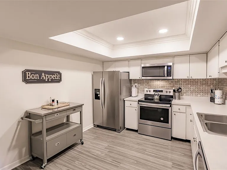 1055 W Peppertree Dr #302AA — Photo 3