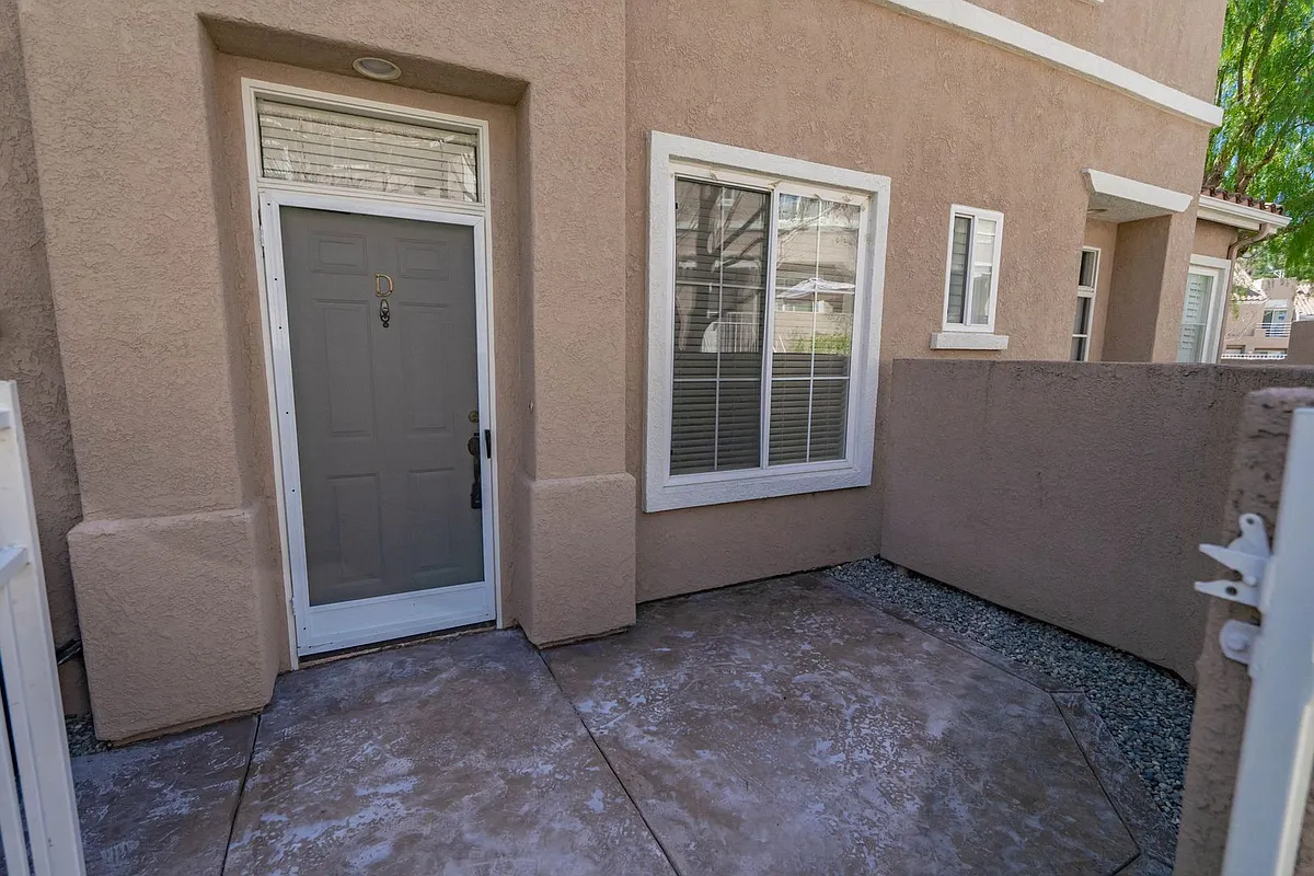 Building Photo - 25712 Holiday Cir #D