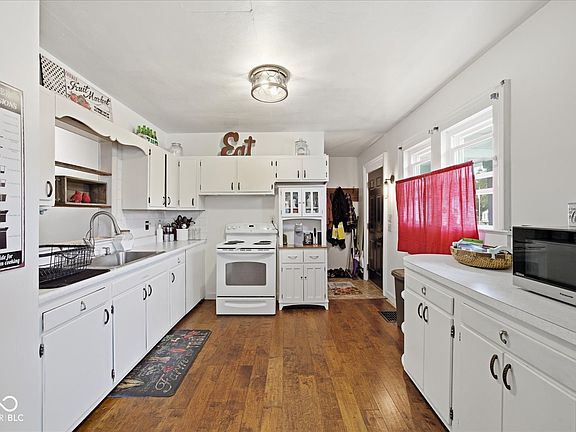 5th image of 102 W Main St