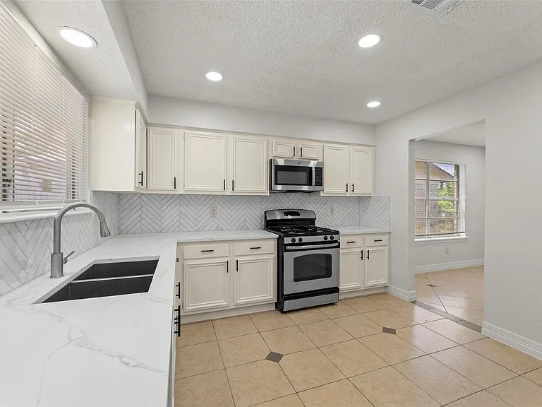 12402 Jaguar Dr — Photo 10