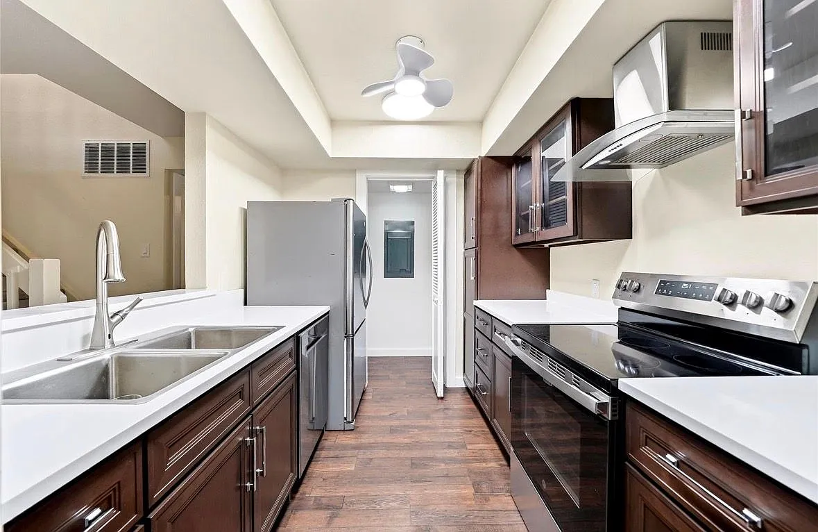 3 bed, 3.0 bath, 1825 sqft, $2,300 — Photo 3
