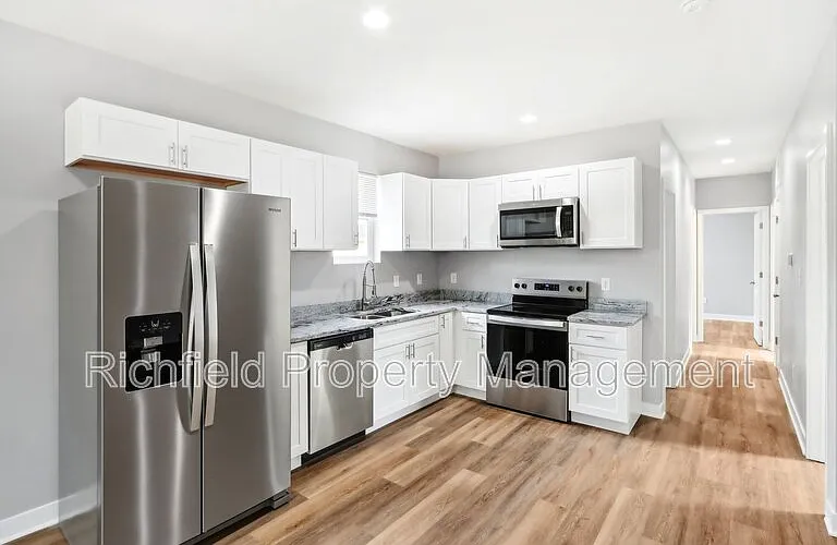 2034A E Maryland St — Photo 14