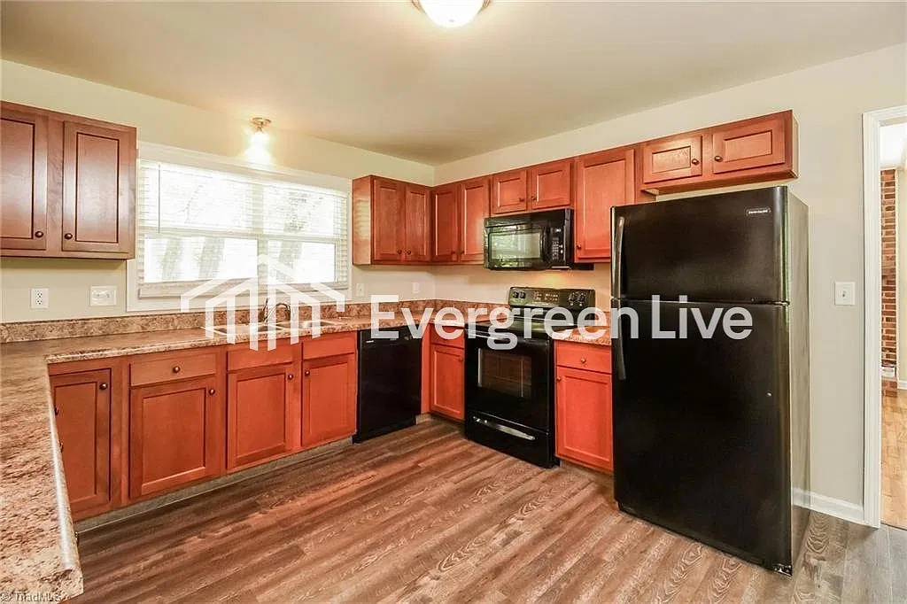 3 bed, 2.0 bath, 1741 sqft, $2,095 — Photo 4