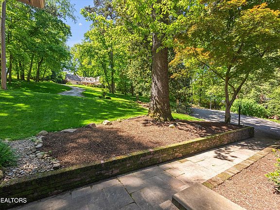 4th image of 722 Bluff Dr