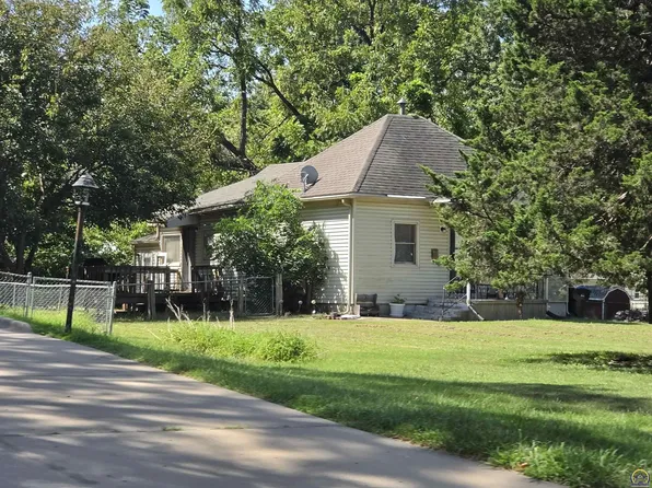 4301 SW 17th St, Topeka, KS 66604
