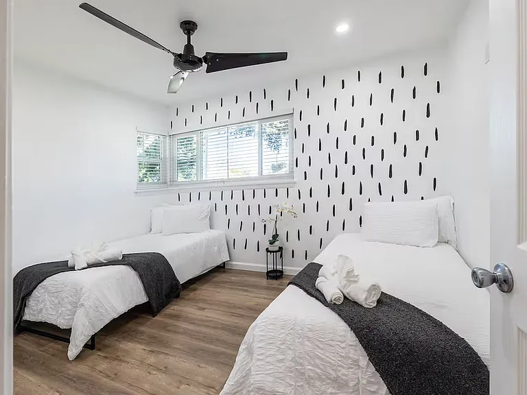 3538 Roslyn St — Photo 7