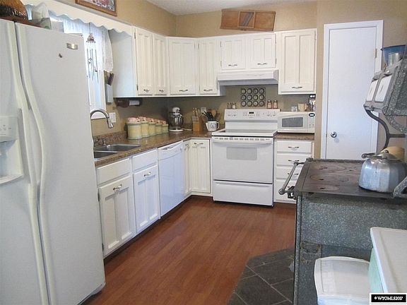 3rd image of 28 Lakeview Dr