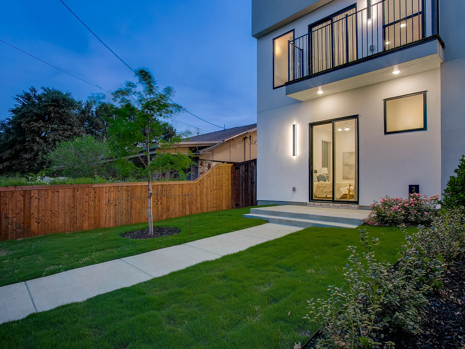 3 bed, 2000 sqft, $3,000 — Photo 2