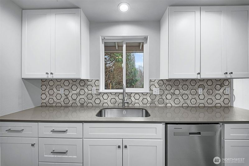 5th image of 503 Devoe Street NE