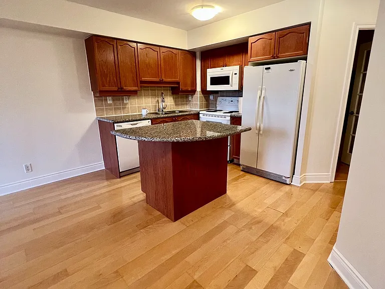78 Harrison Garden Blvd #914 — Photo 3
