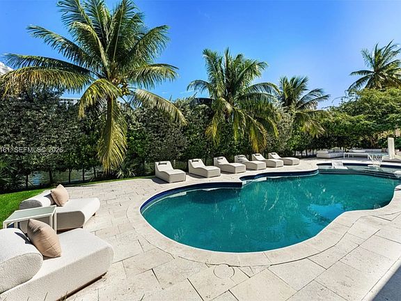 4th image of 2801 Flamingo Dr